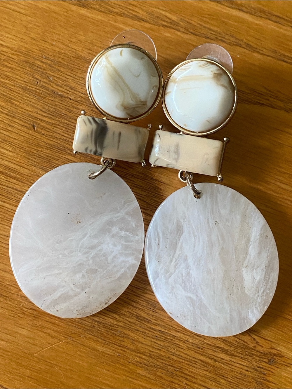 Neutral Marble lucite Disc Drop pierced Earrings - White/Cream